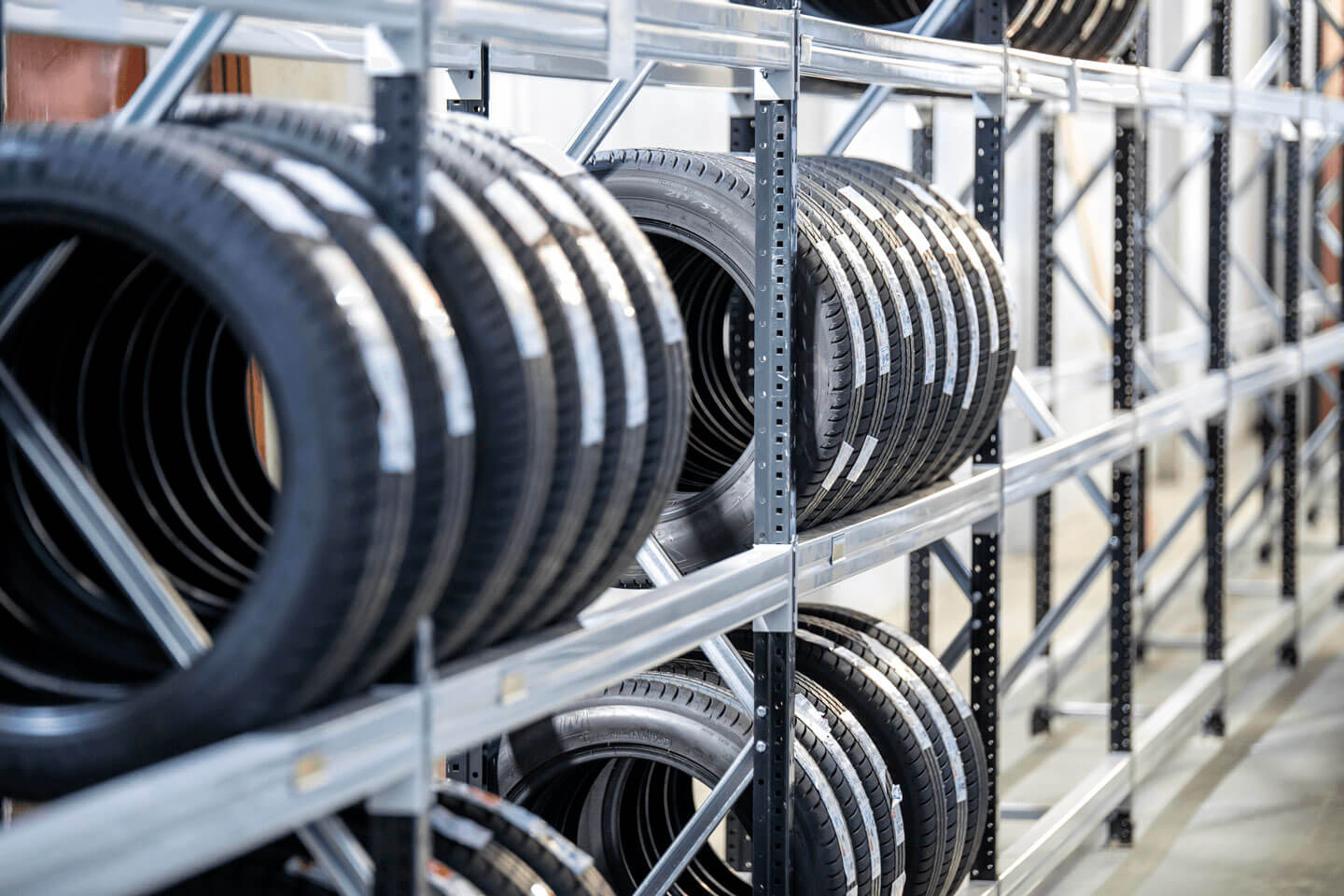 Estanterías para media carga: neumáticos | POLYPAL STORAGE SYSTEMS