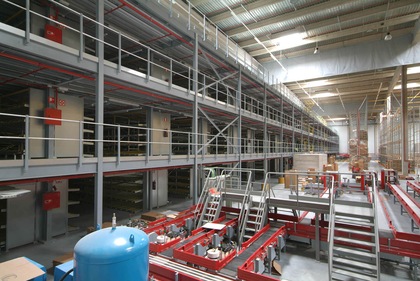 Entreplantas en nave industrial de varios pisos | POLYPAL STORAGE SYSTEMS